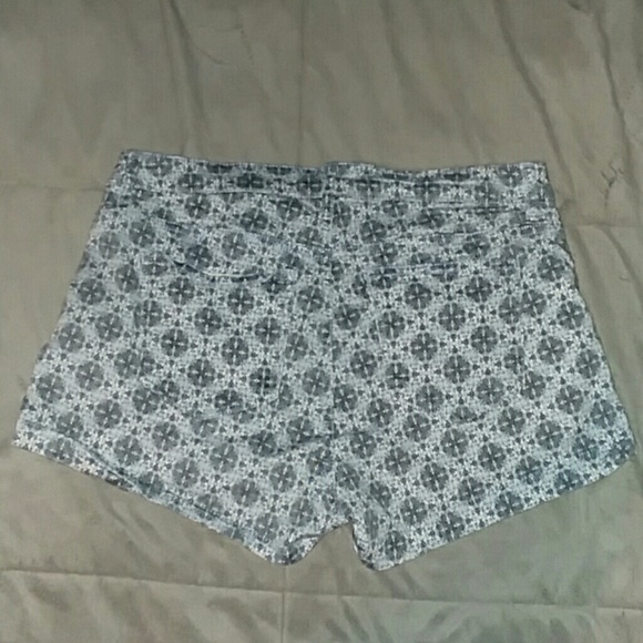 𝅺💝h&m 6 blue & gray denim floral shorts - Picture 2 of 2